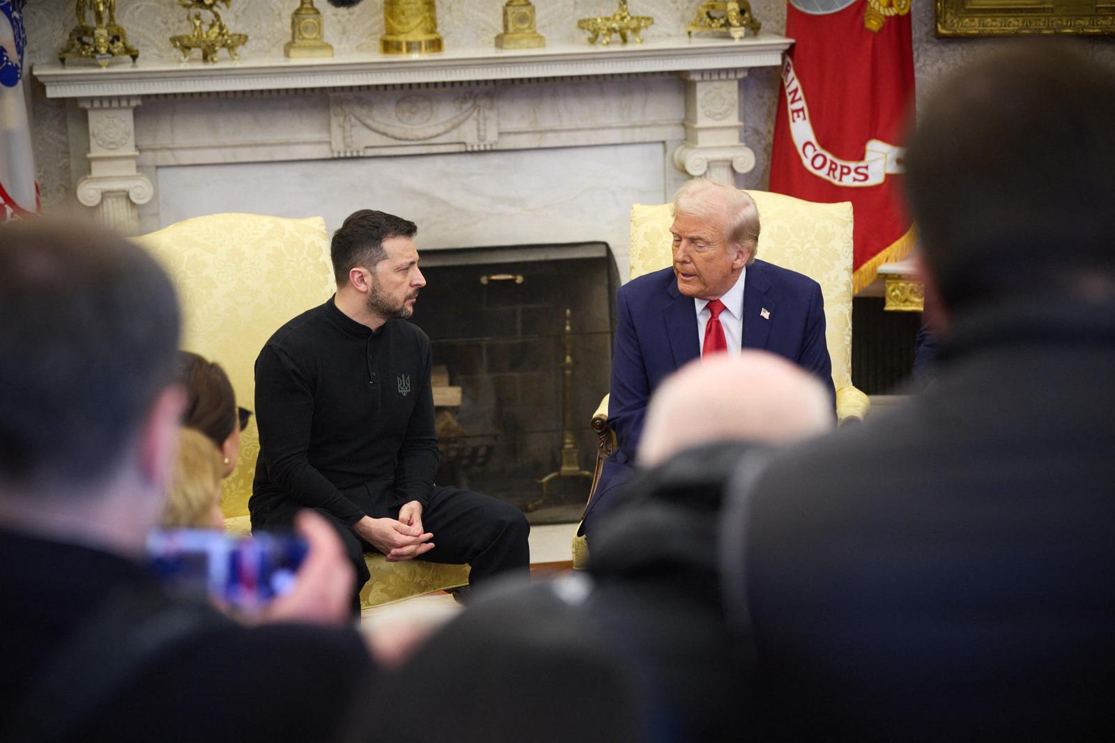 Ukrainian President Volodymyr Zelensky (L) talks with US President Donald Trump (C) and US Vice President JD Vance (R) in the Oval Office of the White House in Washington, DC, USA, 28 February 2025. Zelensky is in Washington to sign the framework of a deal, pushed by President Trump, to share Ukraines?s mineral wealth with the US. © Ukraine Presidency via Bestimage Photo: Ukraine Presidency via Bestimage/BESTIMAGE