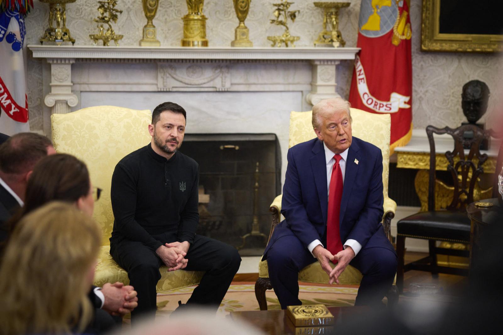 Ukrainian President Volodymyr Zelensky (L) talks with US President Donald Trump (C) and US Vice President JD Vance (R) in the Oval Office of the White House in Washington, DC, USA, 28 February 2025. Zelensky is in Washington to sign the framework of a deal, pushed by President Trump, to share Ukraines?s mineral wealth with the US. © Ukraine Presidency via Bestimage Photo: Ukraine Presidency via Bestimage/BESTIMAGE