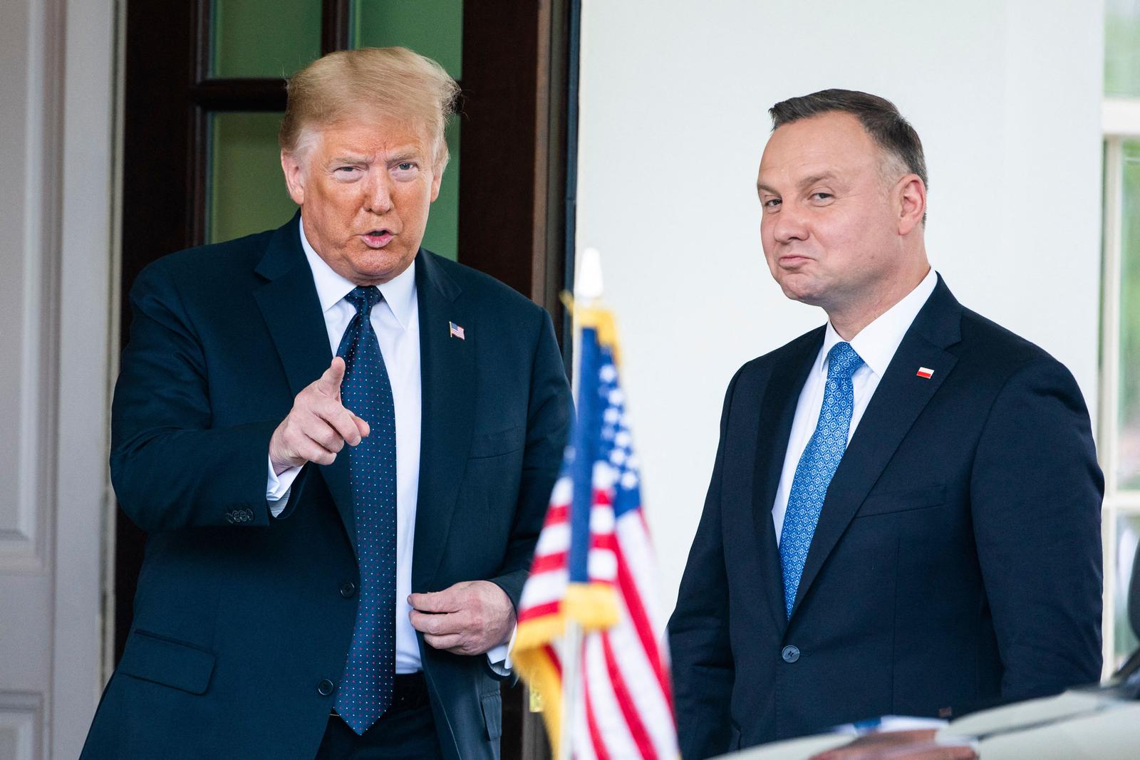 Le président Donald Trump reçoit le président de la Pologne Andrzej Duda à la Maison Blanche à Washington Le président Donald Trump reçoit le président de la Pologne Andrzej Duda à la Maison Blanche à Washington le 24 juin 2020. US President Donald J. Trump (L) welcomes Polish President Andrzej Duda (R) to the White House in Washington, DC, USA, 24 June 2020. Duda, a conservative nationalist facing a tight re-election back home, is the first foreign leader to visit the White House in more than three months. WALTER / BESTIMAGE /PIXSELL