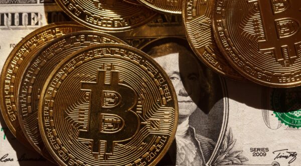 ILLUSTRATION - 06 March 2025, Berlin: Golden Bitcoin coins lie on a US dollar banknote. Photo: Fernando Gutierrez-Juarez/dpa Photo: Fernando Gutierrez-Juarez/DPA