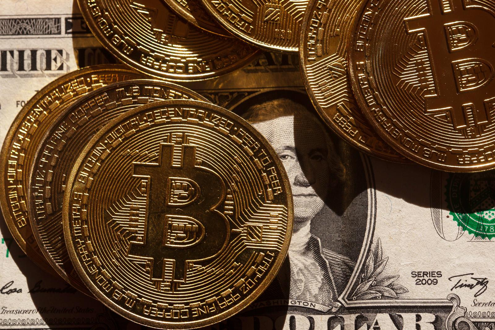 ILLUSTRATION - 06 March 2025, Berlin: Golden Bitcoin coins lie on a US dollar banknote. Photo: Fernando Gutierrez-Juarez/dpa Photo: Fernando Gutierrez-Juarez/DPA
