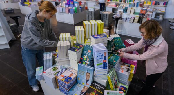 26 March 2025, Saxony, Leipzig: Employees of the bookshop prepare the stand at the Leipzig Book Fair. The book fair opens its doors to the public from Thursday (27.03.2025). Publishers will be presenting their new releases in this book spring until Sunday. This year's guest country is Norway. Photo: Hendrik Schmidt/dpa Photo: Hendrik Schmidt/DPA