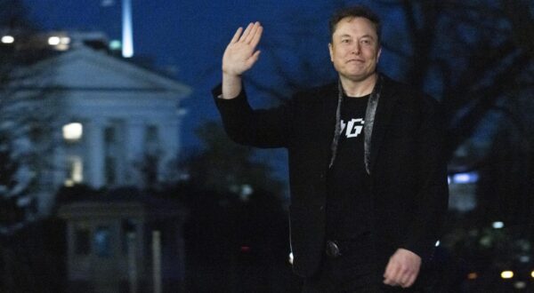 Elon Musk, Chief Executive Officer, Tesla, SpaceX and X (previously known as Twitter) and Administrator, Department of Government Efficiency (DOGE), walks across the South Lawn after stepping off Marine One at the White House in Washington, DC, USA 09 March 2025. President Trump is returning from a weekend trip to his home in Florida.
Credit: Shawn Thew / Pool via CNP/AdMedia Photo: CNP/AdMedia/NEWSCOM