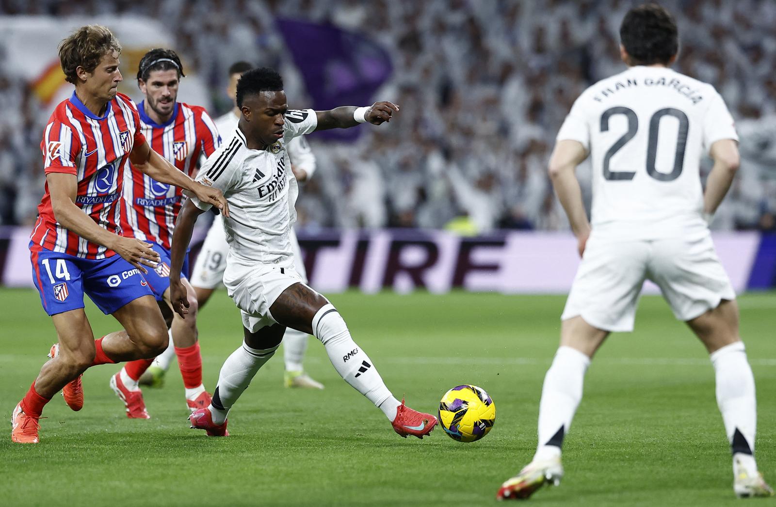 Soccer Football - LaLiga - Real Madrid v Atletico Madrid - Santiago Bernabeu, Madrid, Spain - February 8, 2025 Real Madrid's Vinicius Junior in action with Atletico Madrid's Marcos Llorente REUTERS/Juan Medina Photo: JUAN MEDINA/REUTERS