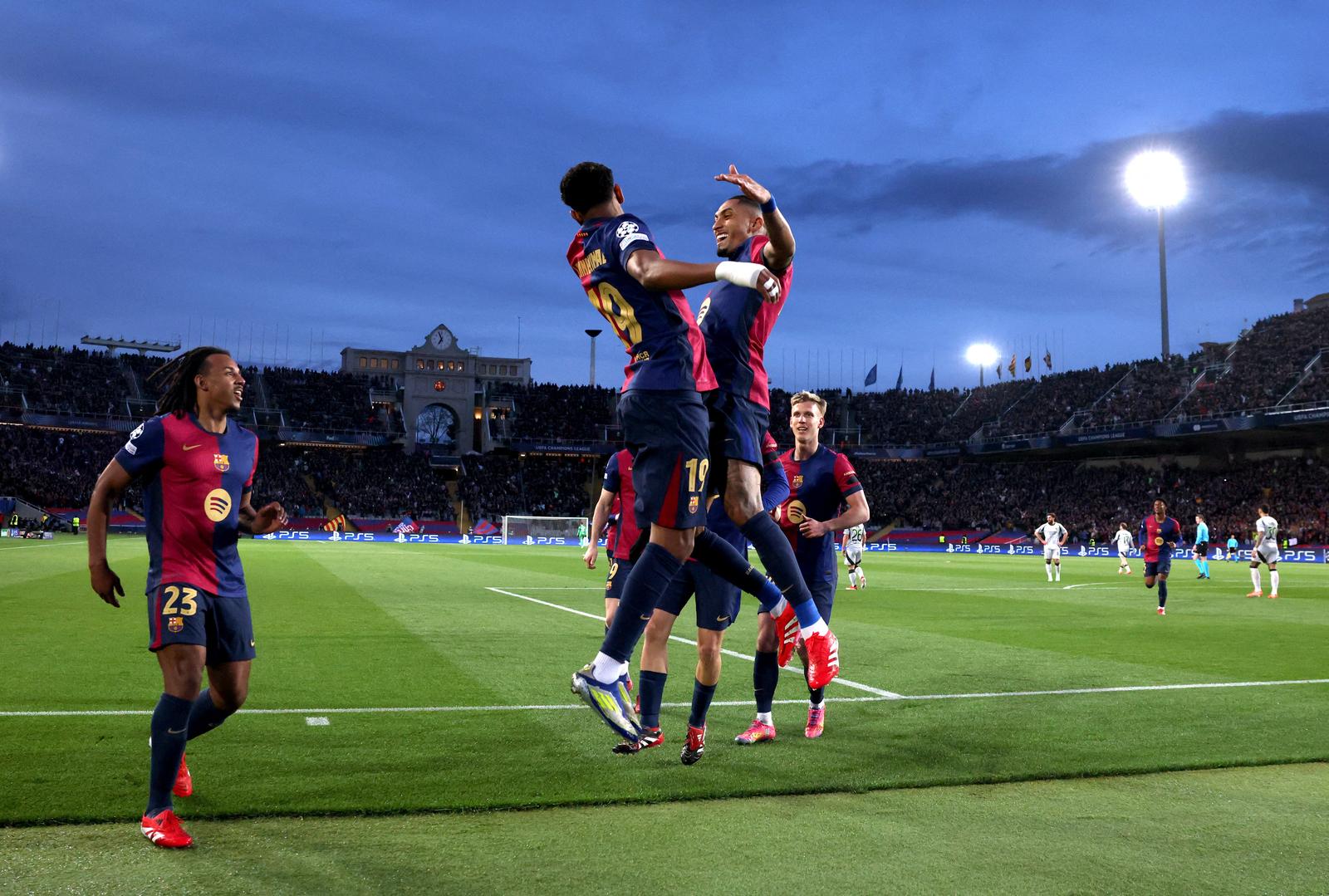 Soccer Football - Champions League - Round of 16 - Second Leg - FC Barcelona v Benfica - Estadi Olimpic Lluis Companys, Barcelona, Spain - March 11, 2025 FC Barcelona's Raphinha celebrates scoring their first goal with Lamine Yamal REUTERS/Albert Gea Photo: ALBERT GEA/REUTERS
