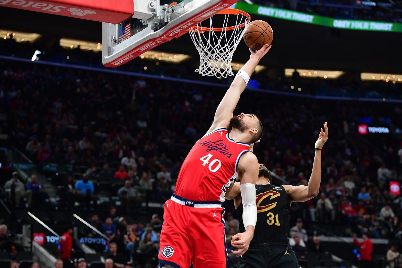 Mar 18, 2025; Inglewood, California, USA; Los Angeles Clippers center Ivica Zubac (40) shoots against Cleveland Cavaliers center Jarrett Allen (31) during the second half at Intuit Dome. Mandatory Credit: Gary A. Vasquez-Imagn Images Photo: Gary A. Vasquez/REUTERS