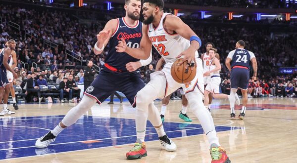 Mar 26, 2025; New York, New York, USA;  New York Knicks center Karl-Anthony Towns (32) looks to post up against LA Clippers center Ivica Zubac (40) in the third quarter at Madison Square Garden. Mandatory Credit: Wendell Cruz-Imagn Images Photo: Wendell Cruz/REUTERS