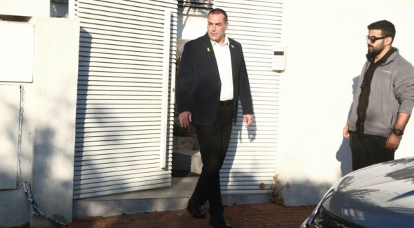 (250202) -- JERUSALEM, Feb. 2, 2025 (Xinhua) -- The newly-appointed Israeli military chief Eyal Zamir (L) is seen leaving his home in Moshav Ramot Hashavim, Israel, on Feb. 2, 2025. Israeli Prime Minister Benjamin Netanyahu and Defense Minister Israel Katz have jointly decided to appoint Eyal Zamir as the new military chief, following the resignation of Herzi Halevi last week, according to a statement issued by the Prime Minister's Office on Saturday. (Gideon Markowicz/JINI via Xinhua) Photo: Ji Deweng¡¤makeweiqi/XINHUA