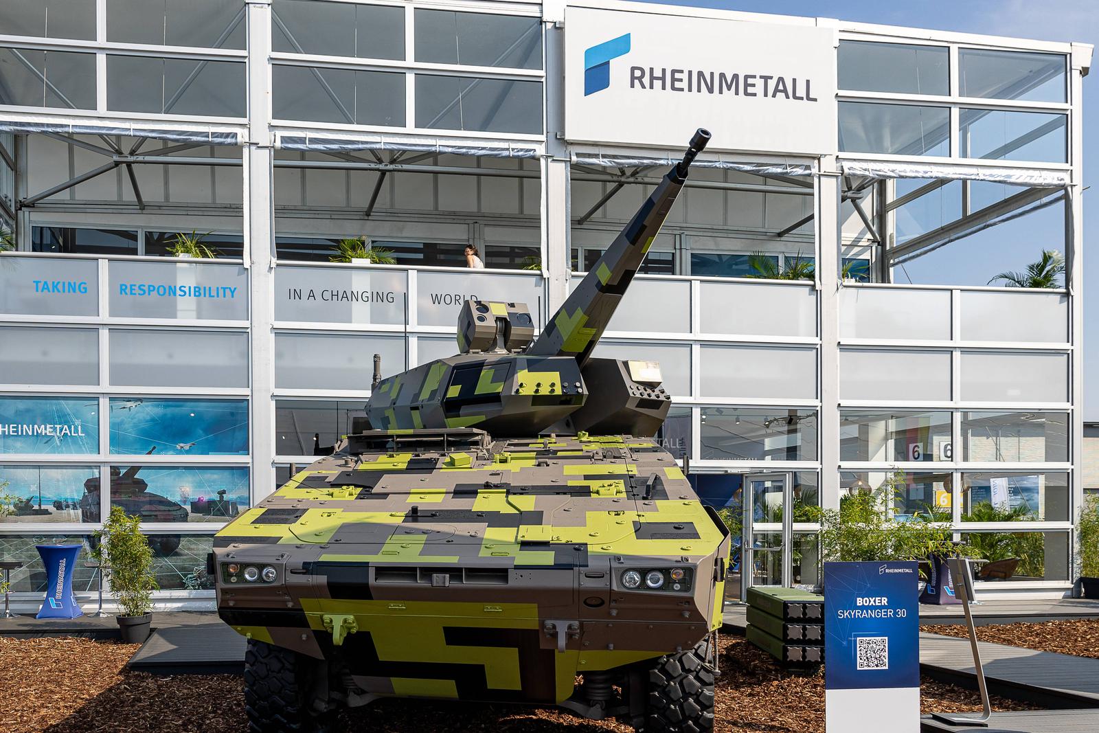 Internationale Luft- und Raumfahrtausstellung ILA, Berlin, 08.06.2024 Präsentation des Rheinmetall Boxer Skyranger 30 auf der ILA 2024 in Berlin. Der Skyranger 30 ist ein hochmobiles Luftverteidigungssystem, das mit einer 30-mm-Maschinenkanone und modernster Sensorik zur Bekämpfung von Drohnen, Hubschraubern und Flugzeugen ausgestattet ist. Das System basiert auf dem Boxer-Radpanzer und bietet Schutz für Bodentruppen sowie kritische Infrastrukturen. Schönefeld Selchow Brandenburg Deutschland *** International Aerospace Exhibition ILA , Berlin, 08 06 2024 Presentation of the Rheinmetall Boxer Skyranger 30 at the ILA 2024 in Berlin The Skyranger 30 is a highly mobile air defense system equipped with a 30 mm automatic cannon and state-of 20240608-6V2A9997-M4000 Photo: IMAGO/Ardan FUESSMANN/IMAGOSTOCK&PEOPLE