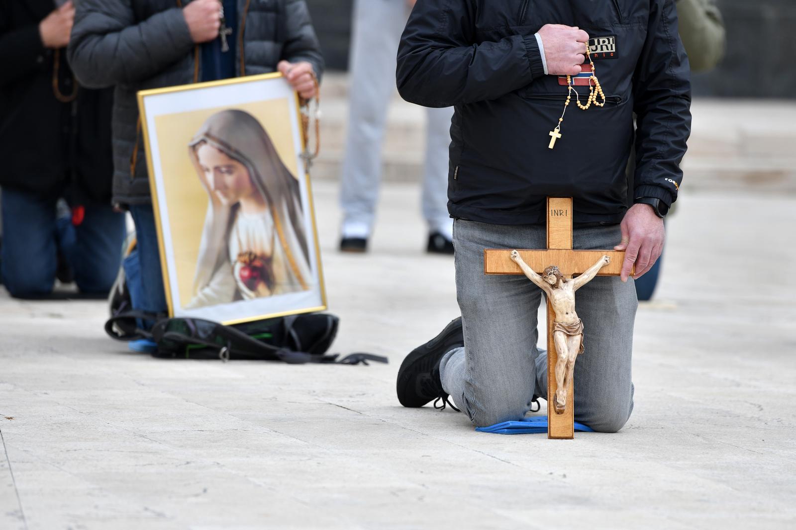 01.03.2025., Sibenik - Prve subote u mjesecu moli se muska krunica na trgovima sirom Hrvatske. Photo: Hrvoje Jelavic/PIXSELL