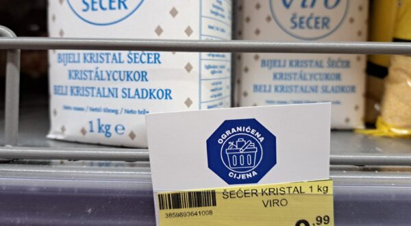 08.02.2025.,Sibenik-.Danas je stupila na snagu Vladina Odluka o izravnim mjerama kontrole cijena odredjenih proizvoda u trgovini na malo, kojom je utvrdjena lista od 70 proizvoda s ogranicenim cijenama kako i kaze naljepnica.Tom mjerom vlada zeli  pomoci gradjanima male platezne moci u zastiti od visokih cijena u trgovinama.
 Photo: Dusko Jaramaz/PIXSELL