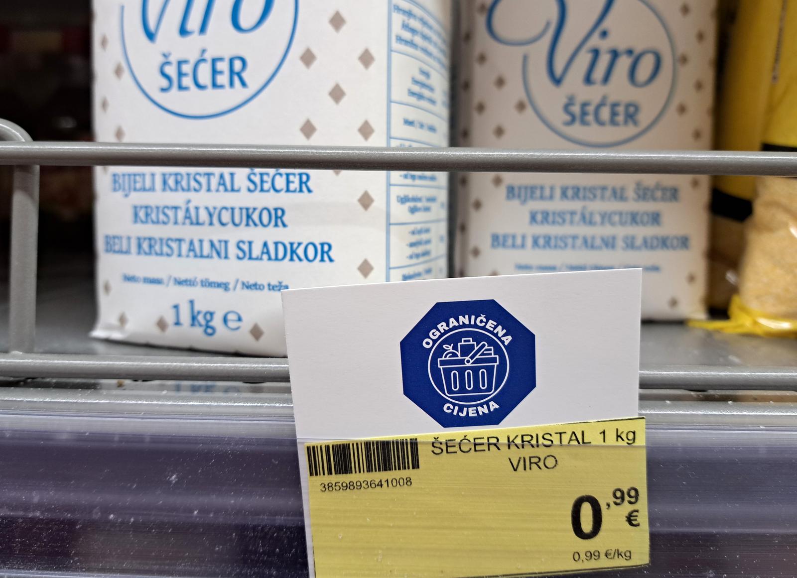 08.02.2025.,Sibenik-.Danas je stupila na snagu Vladina Odluka o izravnim mjerama kontrole cijena odredjenih proizvoda u trgovini na malo, kojom je utvrdjena lista od 70 proizvoda s ogranicenim cijenama kako i kaze naljepnica.Tom mjerom vlada zeli  pomoci gradjanima male platezne moci u zastiti od visokih cijena u trgovinama.
 Photo: Dusko Jaramaz/PIXSELL