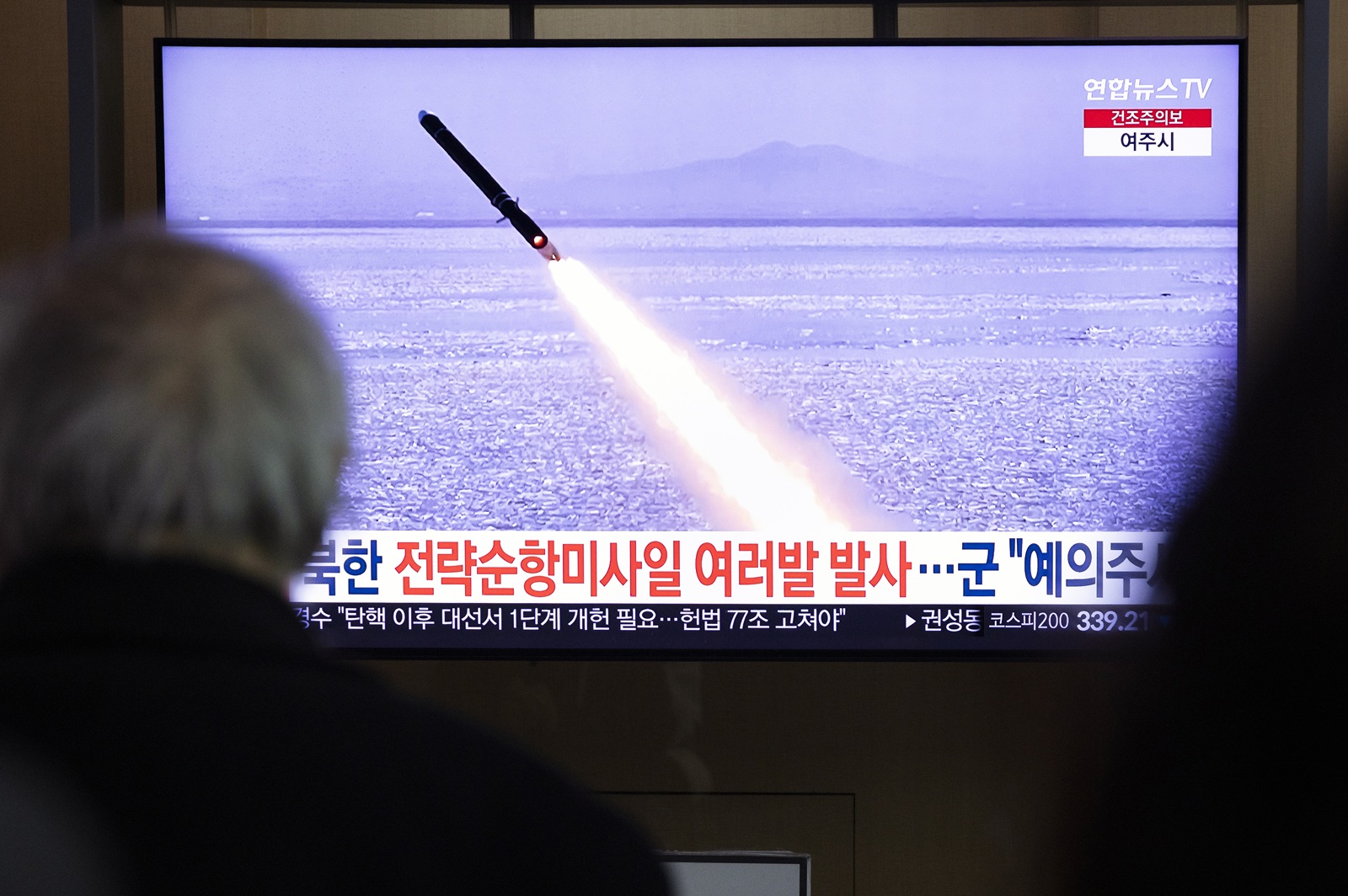 epa11929090 People watch a news segment on a recent North Korean missile launch, at a station in Seoul, South Korea, 28 February 2025. According to South Korea's Joint Chiefs of Staff (JCS), North Korea launched strategic cruise missiles into the West Sea on 26 February.  EPA/JEON HEON-KYUN