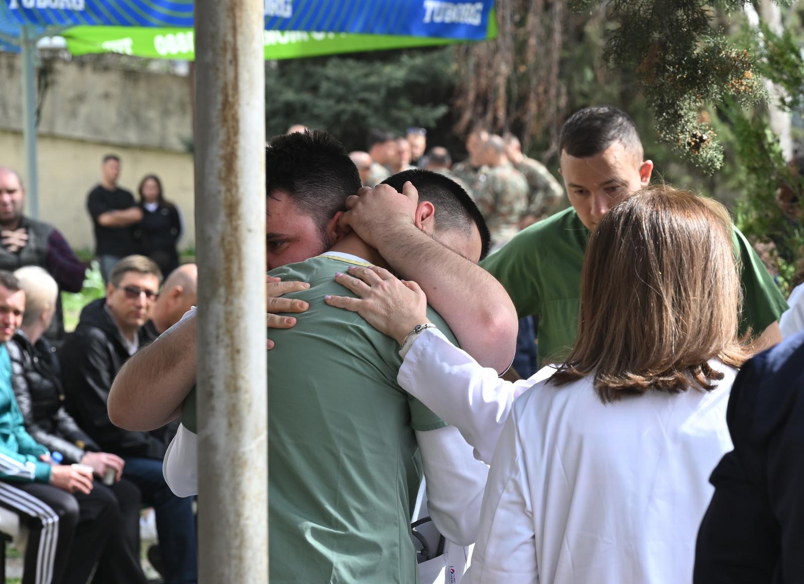 16.03.2025. Makedonija, Kocani - U pozaru koji je izbio u nocnom klubu u sjevernomakedonskom gradu Kocani poginulo je najmanje 50 ljudi, objavila je u drzavna agencija MIA. Navode da se na koncertu okupilo više od tisucu ljudi.Suze i tuga ispred bolnice u kojoj se nalaze  stradali u požaru u klubu  Photo: STR-1234/HaloPix/PIXSELL