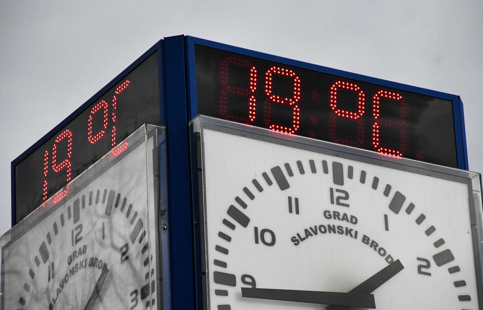 18.01.2024., Slavonski Brod - Slavonski Brod bio je danas jedan od najtoplijih gradova u zemlji s cak 19 stupnjeva u sijecnju. Photo: Ivica Galovic/PIXSELL
