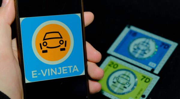 02.02.2022., Zagreb - Nakon sto je Slovenija nakon Nove godine uvela godisnje e-vinjete, od prvog veljace vise se ne mogu kupiti niti tjedne i mjesecne vinjete u fizickom obliku, tj. kao naljepnice. E-vinjete se mogu naci na stranicama DARS-a, a vezane su za registarske oznake automobila. Photo: Slaven Branislav Babic/PIXSELL