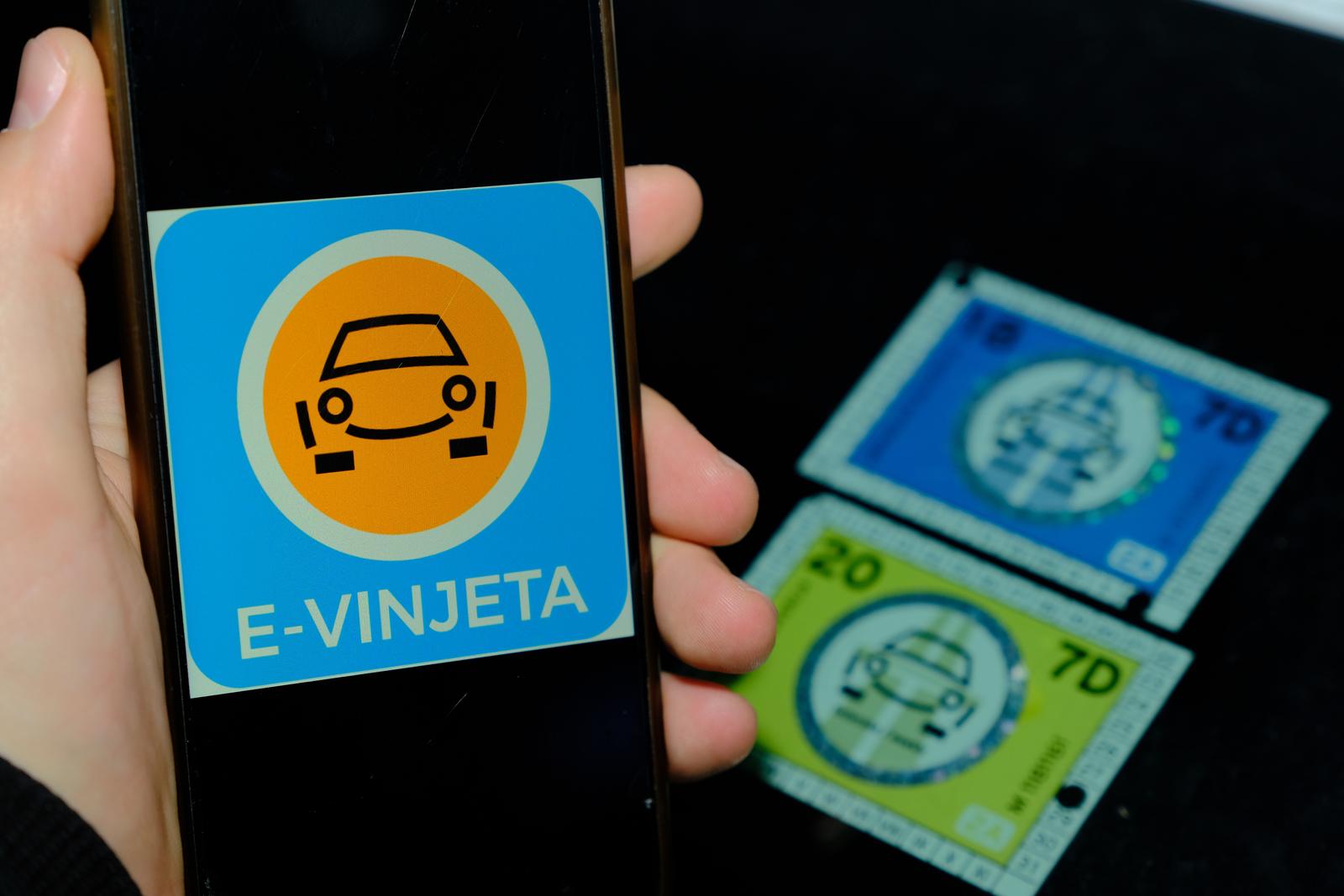 02.02.2022., Zagreb - Nakon sto je Slovenija nakon Nove godine uvela godisnje e-vinjete, od prvog veljace vise se ne mogu kupiti niti tjedne i mjesecne vinjete u fizickom obliku, tj. kao naljepnice. E-vinjete se mogu naci na stranicama DARS-a, a vezane su za registarske oznake automobila. Photo: Slaven Branislav Babic/PIXSELL