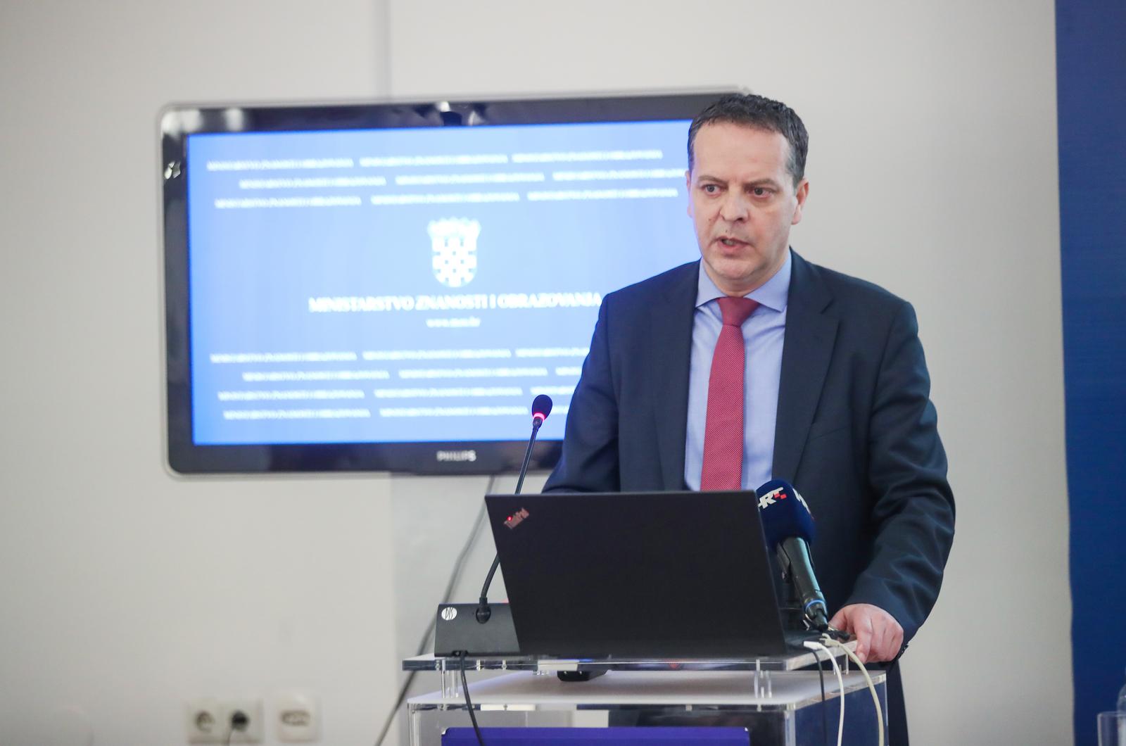 22.03.2023.., Zagreb - U Ministarstvu znanosti i obrazovanja odrzano predstavljanje Javnog poziva osnovnim skolama za podnosenje prijava za sudjelovanje u eksperimentalnom programu Osnovna skola kao cjelodnevna skola. U sklopu navedenog poziva bit ce objavljen i cjeloviti dokument eksperimentalnog modela cjelodnevne skole, a uz ministra znanosti i obrazovanja prof. dr. sc. Radovana Fuchsa predstavili su ga i clanovi radne skupine koja je pripremala spomenuti model. Photo: Slavko Midzor/PIXSELL