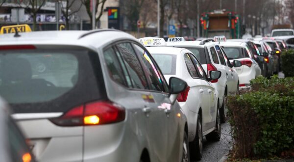 09.02.2021., Zagreb - Novoosnovani Nezavisni sindikat vozaca taksija odrzao prosvjed upozorenja, ispred sjedista Bolta u Radnickoj cesti.rPhoto: Matija Habljak/PIXSELL