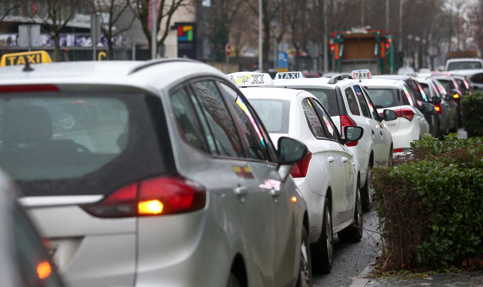 09.02.2021., Zagreb - Novoosnovani Nezavisni sindikat vozaca taksija odrzao prosvjed upozorenja, ispred sjedista Bolta u Radnickoj cesti.rPhoto: Matija Habljak/PIXSELL