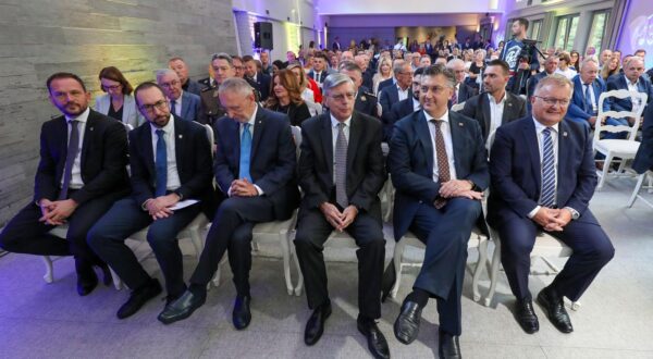 14.10.2023.,Zapresic -  U restoranu Potkova predsjednik Vlade Andrej Plenkovic sudjelovao je na svecanoj sjednici Gradskog vijeca povodom 28. obljetnice Grada Zapresica. Uz  njega su jos bili i ministar Davor Bozinovic,Zeljko Reiner, Tomislav Tomasevic i drugi uglednici. 

  Photo: Jurica Galoic/PIXSELL