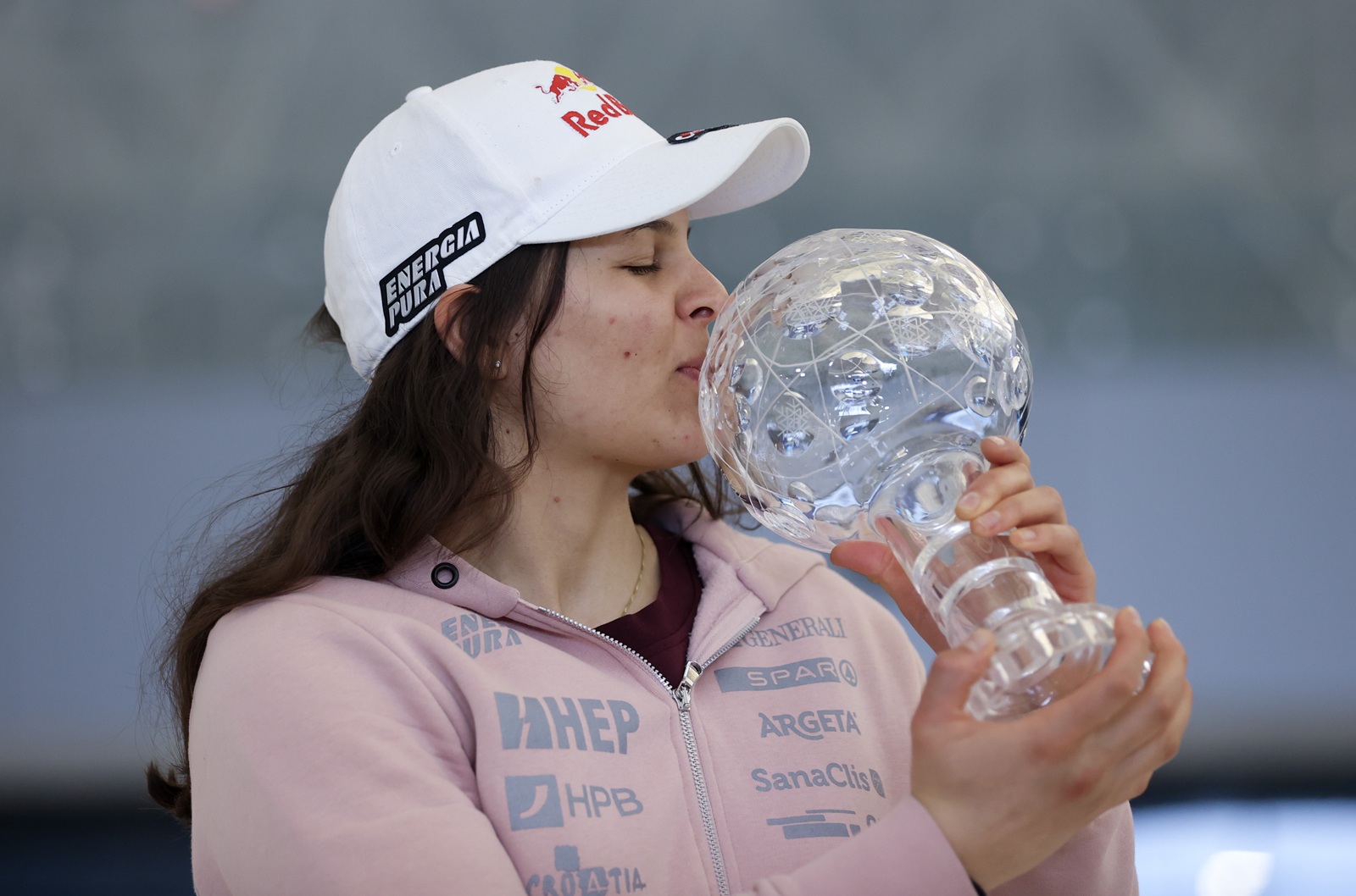 Zagreb, 29.03.2025 - Doček alpske skijašice Zrinke Ljutić, osvajačice Malog kristalnog globusa u slalomu Svjetskog kupa, na Zračnoj luci Franjo Tuđman. Na slici Zrinka Ljutić.
foto HINA/ Damir SENČAR/ ds