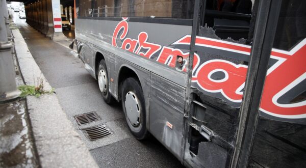 Zagreb, 110325. 
Cazmatransov autobus prosao je kroz uzi dio miramarskog podvoznjaka pri cemu je doslo do pucanja prozorskog stakla i ostecenja autobusa. Autobus je prevozio djecu.
Foto: Dragan Matic / CROPIX