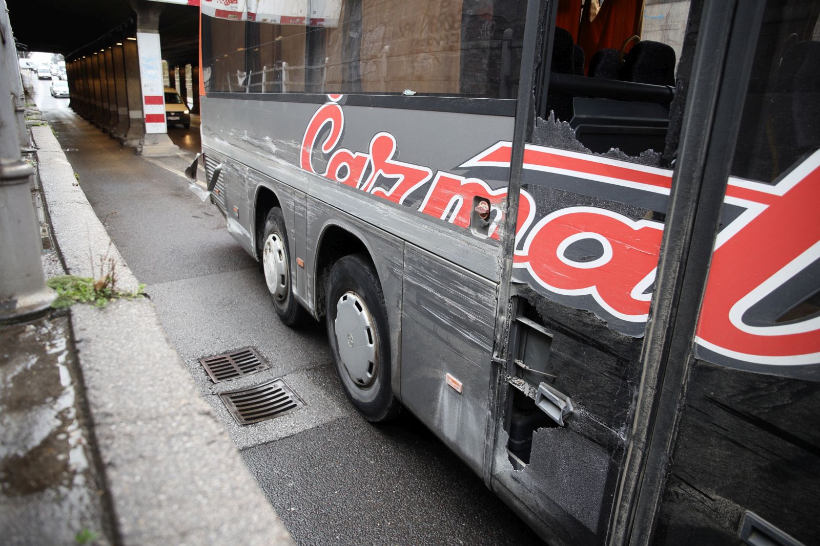 Zagreb, 110325. 
Cazmatransov autobus prosao je kroz uzi dio miramarskog podvoznjaka pri cemu je doslo do pucanja prozorskog stakla i ostecenja autobusa. Autobus je prevozio djecu.
Foto: Dragan Matic / CROPIX