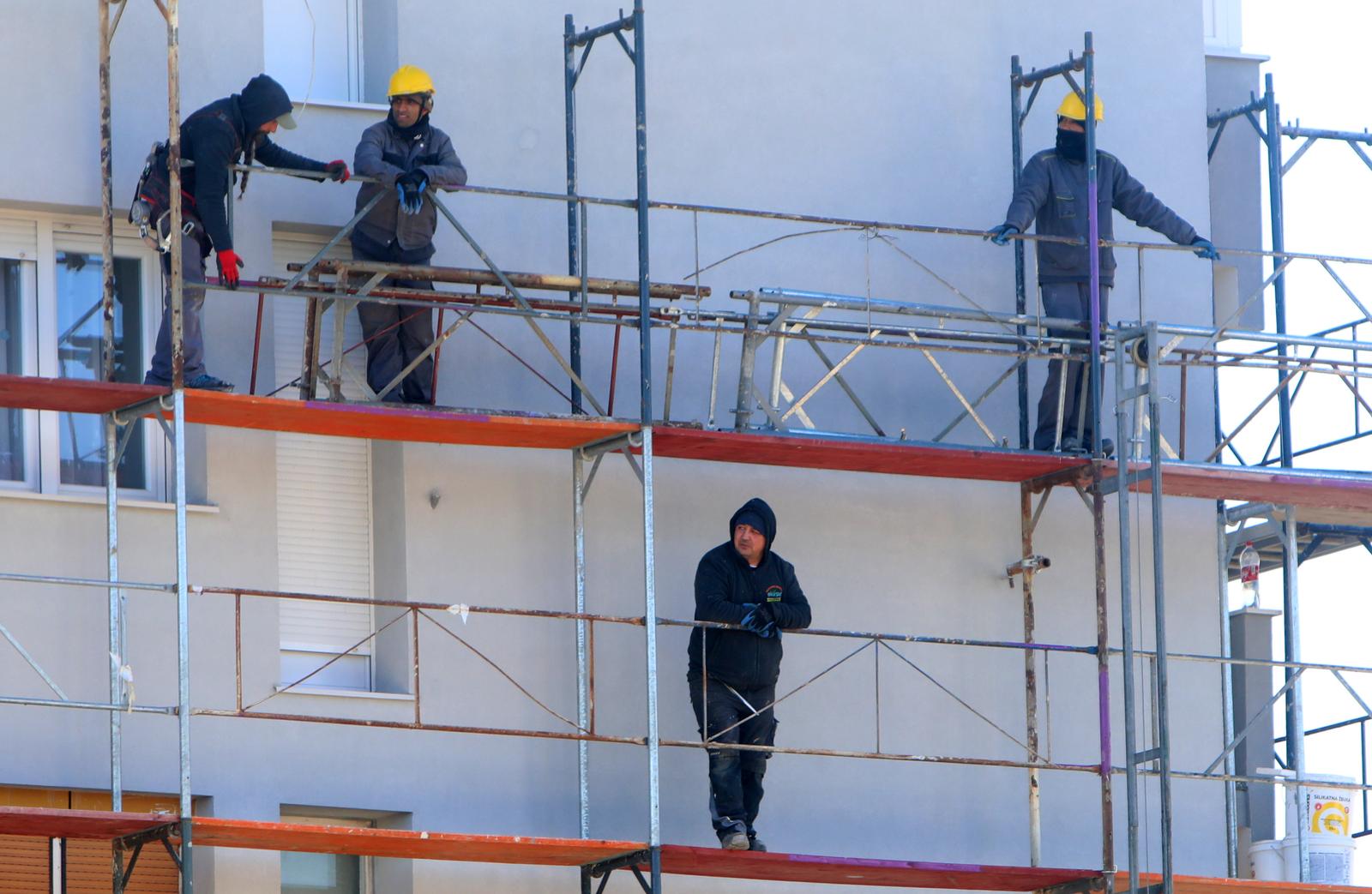 19.01.2022., Karlovac - Gradjevinski radnici na skeli dok cekaju materijal odmaraju i promatraju grad sa visine.
  Photo: Kristina Stedul Fabac/PIXSELL