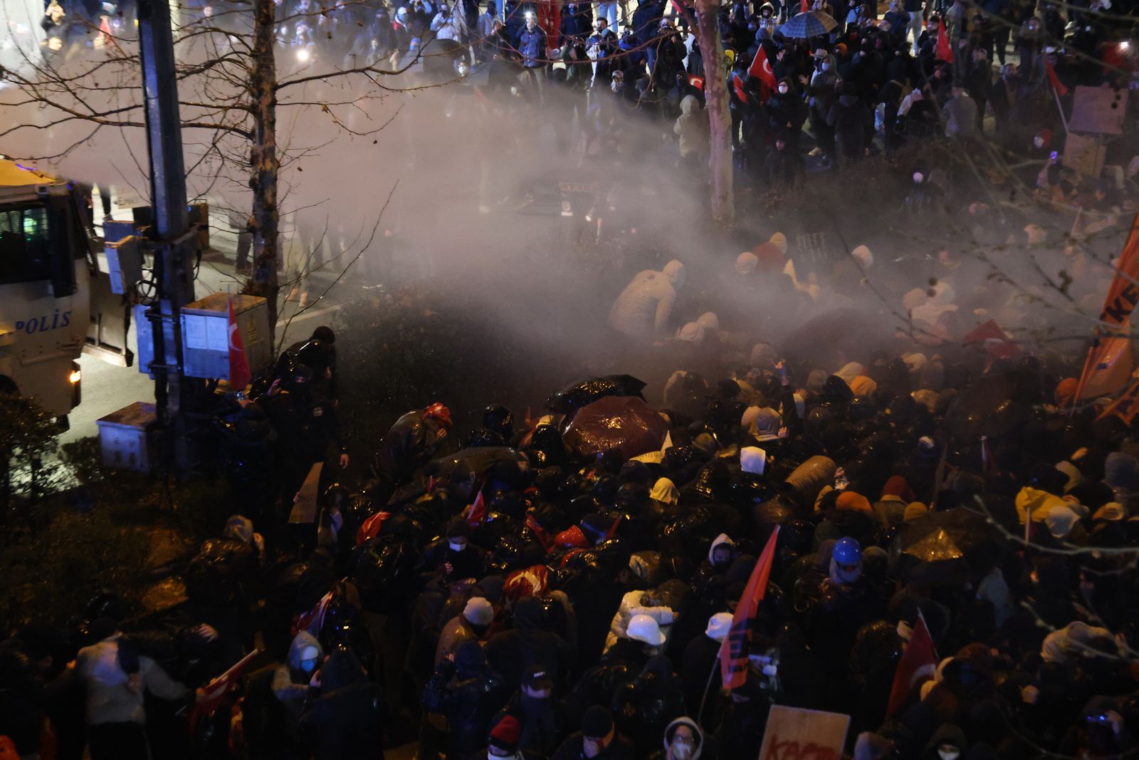 epa11982150 Turkish riot police police use water cannons to disperse protesters during a protest against the arrest of Istanbul Mayor Ekrem Imamoglu in Ankara, Turkey, 22 March 2025.  EPA/NECATI SAVAS