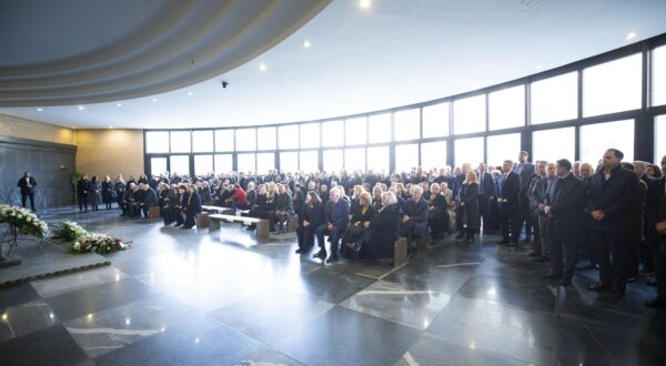 Zagreb, 14.03.2025 - Posljednji ispraćaj predsjednika Vrhovnog suda RH Radovana Dobronića održao se u velikoj dvorani krematorija na zagrebačkom Mirogoju. 
foto HINA/ Daniel KASAP/ dk