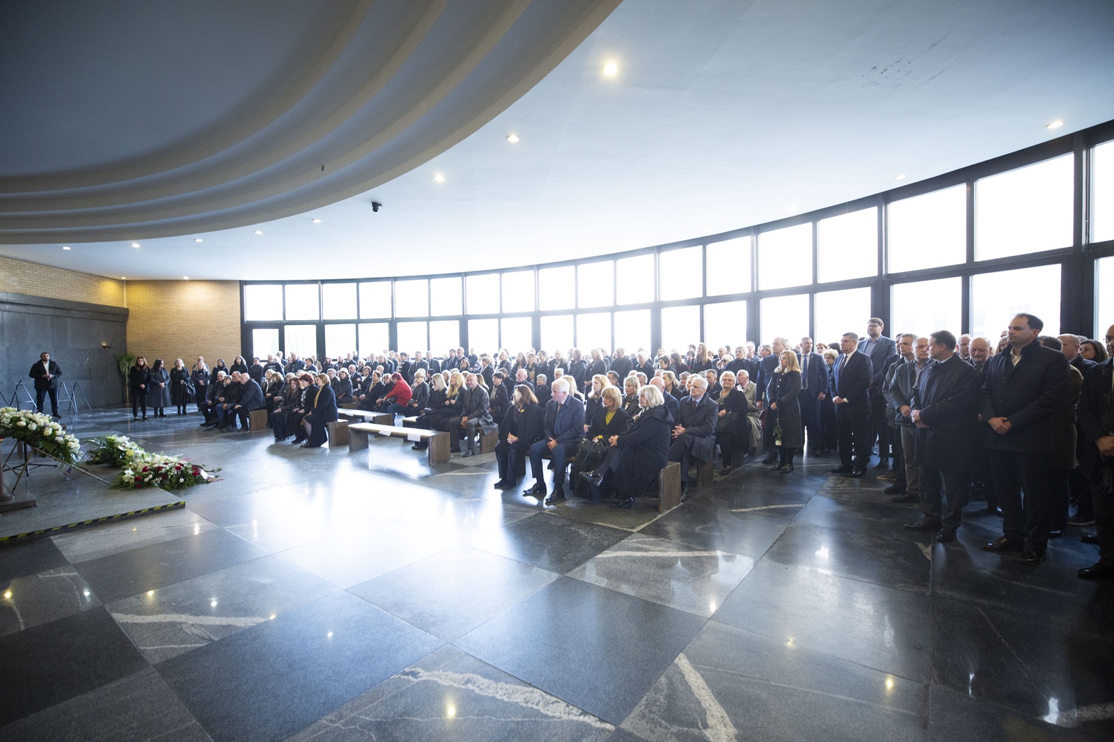 Zagreb, 14.03.2025 - Posljednji ispraćaj predsjednika Vrhovnog suda RH Radovana Dobronića održao se u velikoj dvorani krematorija na zagrebačkom Mirogoju. 
foto HINA/ Daniel KASAP/ dk