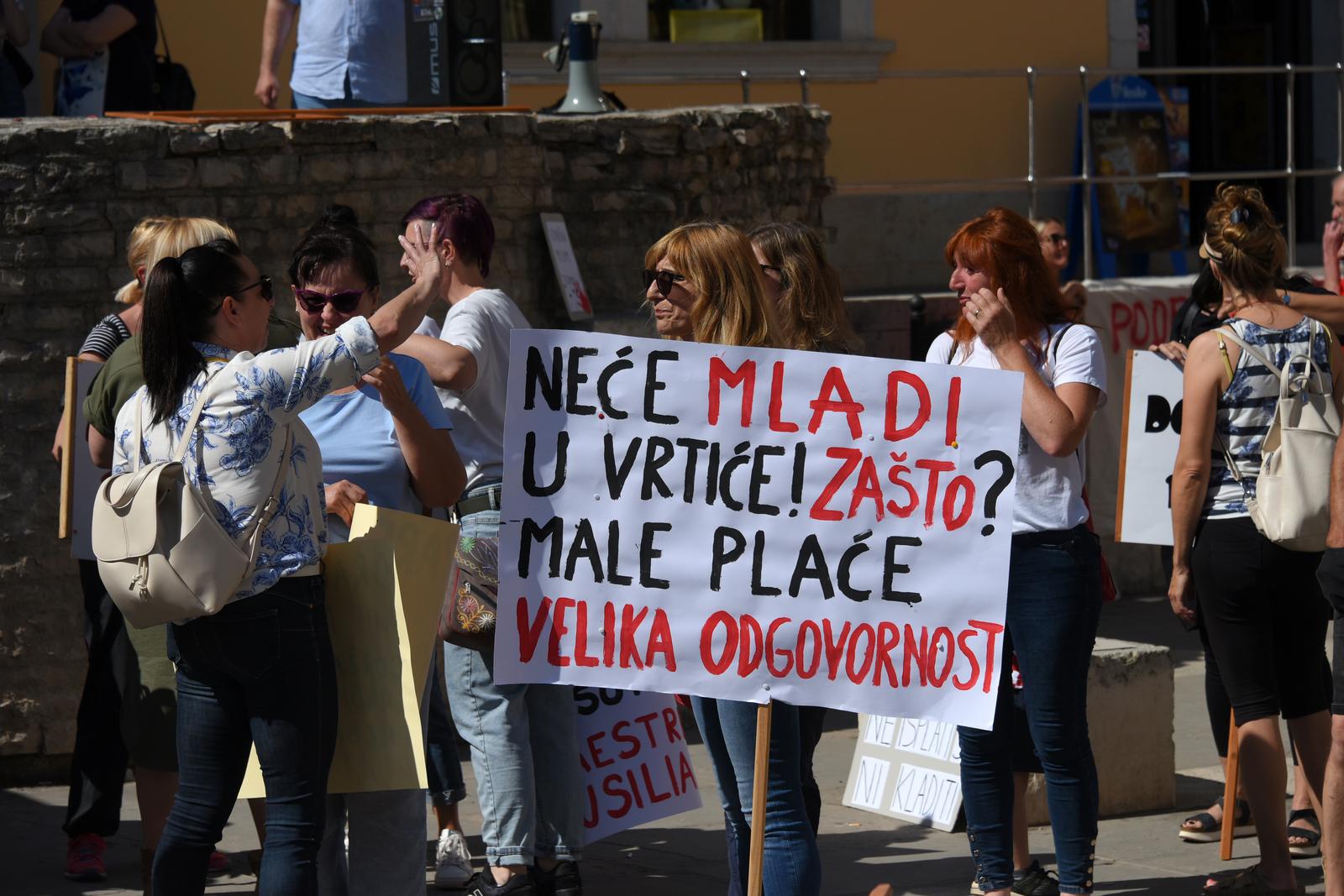 15.06.2024., Pula: Veliki prosvjed pulskih odgojitelja zbog ne postizanja dogovora s Gradom Pula oko poboljsanja uvjeta rada. Photo: Sasa Miljevic/PIXSELL