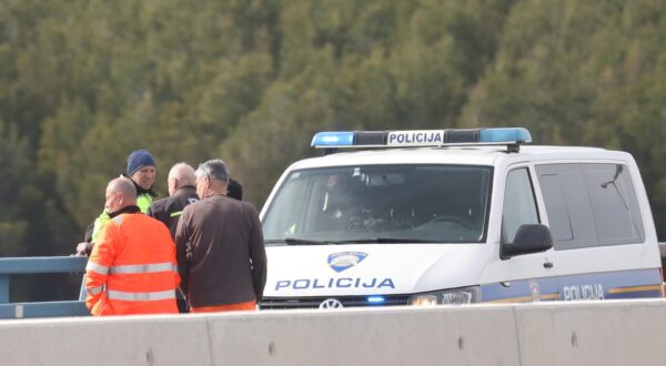 12.04.2023.,Skradin-Na autoputu kod odmorista Krka dogodila se prometna nesreca,Dvije osobe su porebacene u sibensku bolnicu.Motor je poao na autoput.Ocevid je u tijeku.  Photo: Dusko Jaramaz/PIXSELL