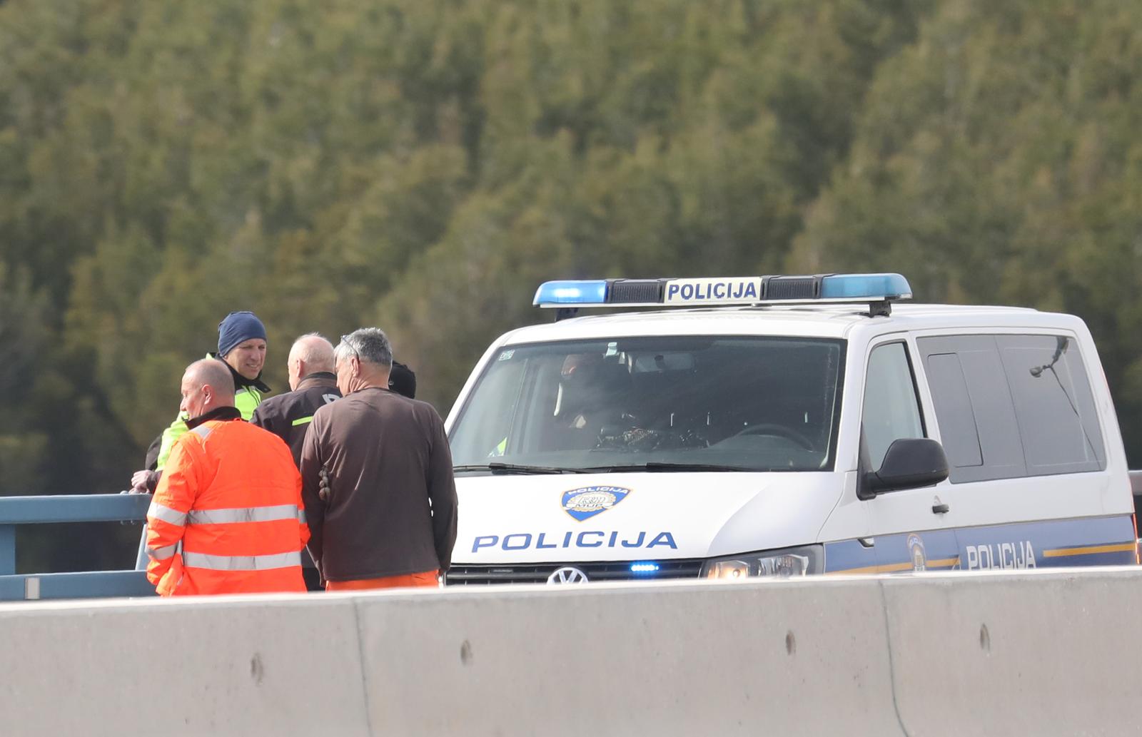 12.04.2023.,Skradin-Na autoputu kod odmorista Krka dogodila se prometna nesreca,Dvije osobe su porebacene u sibensku bolnicu.Motor je poao na autoput.Ocevid je u tijeku.  Photo: Dusko Jaramaz/PIXSELL