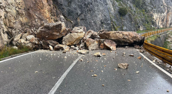 Split, 27.3.2025.- Na cestu Makarska- Vrgorac, na predjelu Stupica, u èetvrtak ujutro sruio se dio brda, a prijete i novi odroni te je promet tom cestom zaustavljen i preusmjeren na alternativne lokalne prometnice. 
foto HINA/ Jure DIVIÆ/ ua