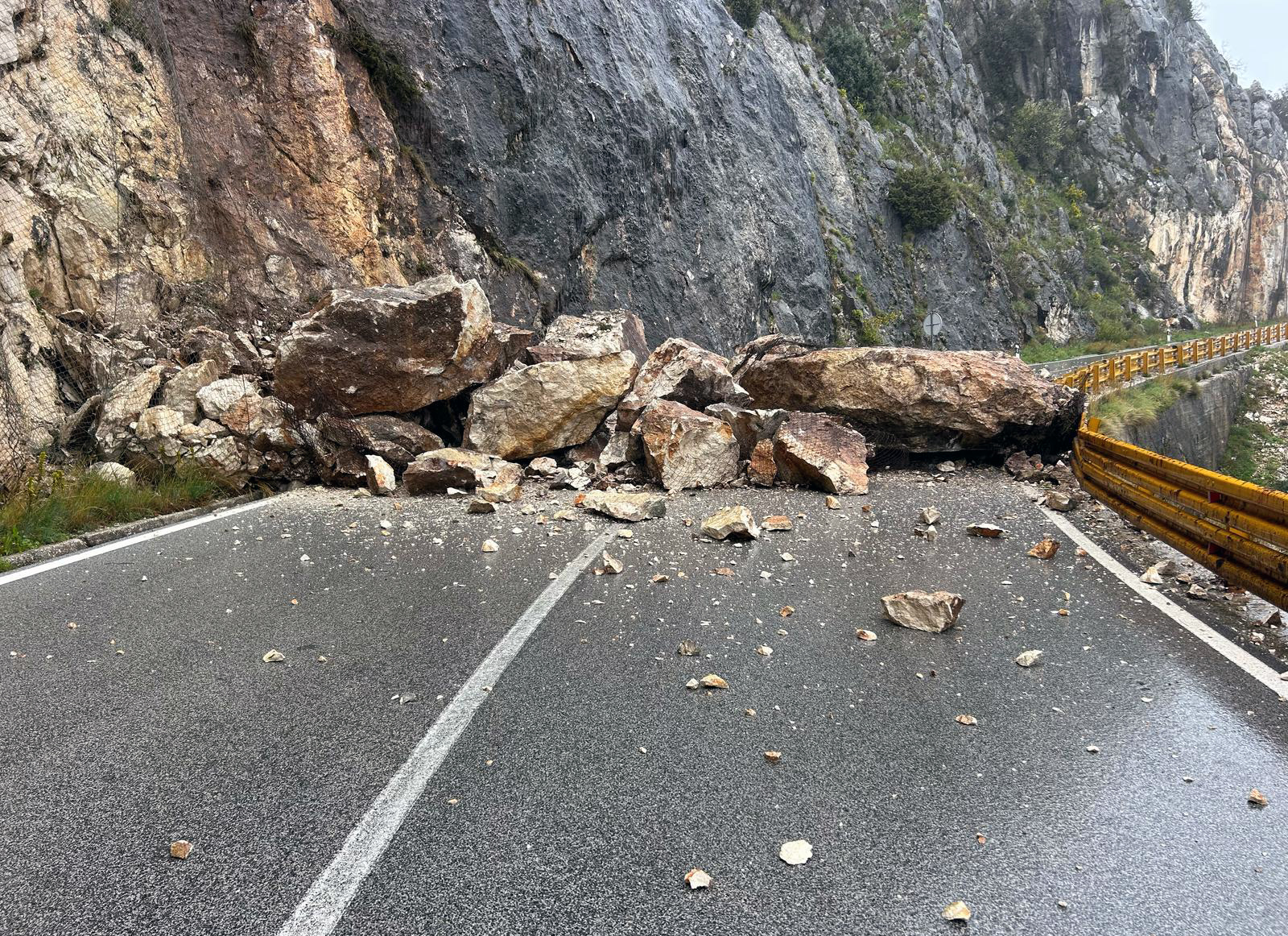 Split, 27.3.2025.- Na cestu Makarska- Vrgorac, na predjelu Stupica, u èetvrtak ujutro sruio se dio brda, a prijete i novi odroni te je promet tom cestom zaustavljen i preusmjeren na alternativne lokalne prometnice. 
foto HINA/ Jure DIVIÆ/ ua