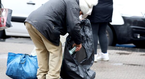 01.03.2023., Zagreb - Ako se itko nadao da ce scene starijih ljudi koji po gradu skupljaju boce zbog prezivljavanja sa niskim primanjima postati rjedje, svakodnevna poskupljenja u svim podrucijima odlucno dematirajaju takva ocekivanja i velike skupine gradjana guraju preko praga siromastva. Photo: Patrik Macek/PIXSELL