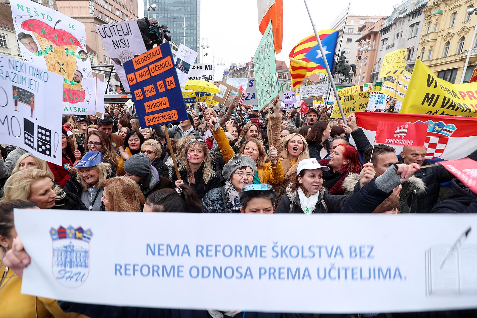 25.11.2019., Zagreb - Prosvjed prosvjetnih radnika pod nazivom Hrvatska mora bolje koji strajkaju vec gotovo mjesec dana zahtijevajuci povecanje placa uciteljima i nastavnicima. Glavni zahtjev strajkasa je povecanje koeficijenata slozenosti posla za 6,11 posto. rPhoto: Goran Stanzl/PIXSELL