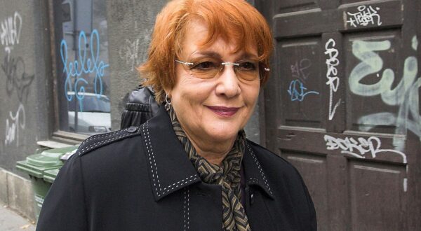 Zagreb, 04.03.2013 - Vrhovni sud danas je ukinuo presudu u sluèaju Indeks 3 u kojemu su biva predsjednica saborskoga Povjerenstva za odluèivanje o sukobu interesa i sveuèilina profesorica Dea Mlikotin-Tomiæ te jo 18-ero profesora, posrednika i studenata nepravomoæno osuðeni zbog kupoprodaje ispita na zagrebaèkom Ekonomskom fakultetu. Arhivska fotografija od 13.10.2008. godine prikazuje Deu Mlikotin Tomiæ dok dolazi na upanijski sud u Zagrebu. 
foto FaH/ Lana SLIVAR DOMINIÆ /ds