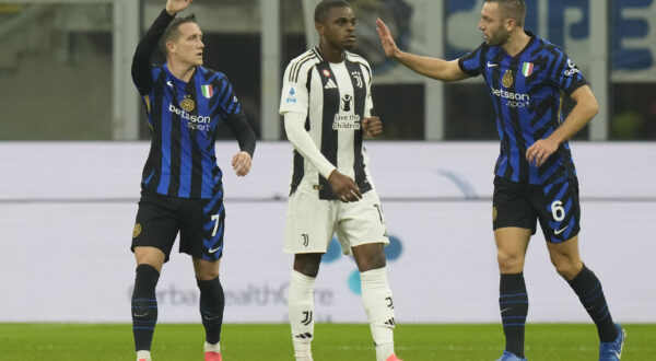 Inter Milan's Piotr Zielinski, left, celebrates after scoring his side's third goal during a Serie A soccer match between Inter Milan and Juventus at the San Siro stadium in Milan, Italy, Sunday, Oct. 27, 2024. (AP Photo/Luca Bruno)