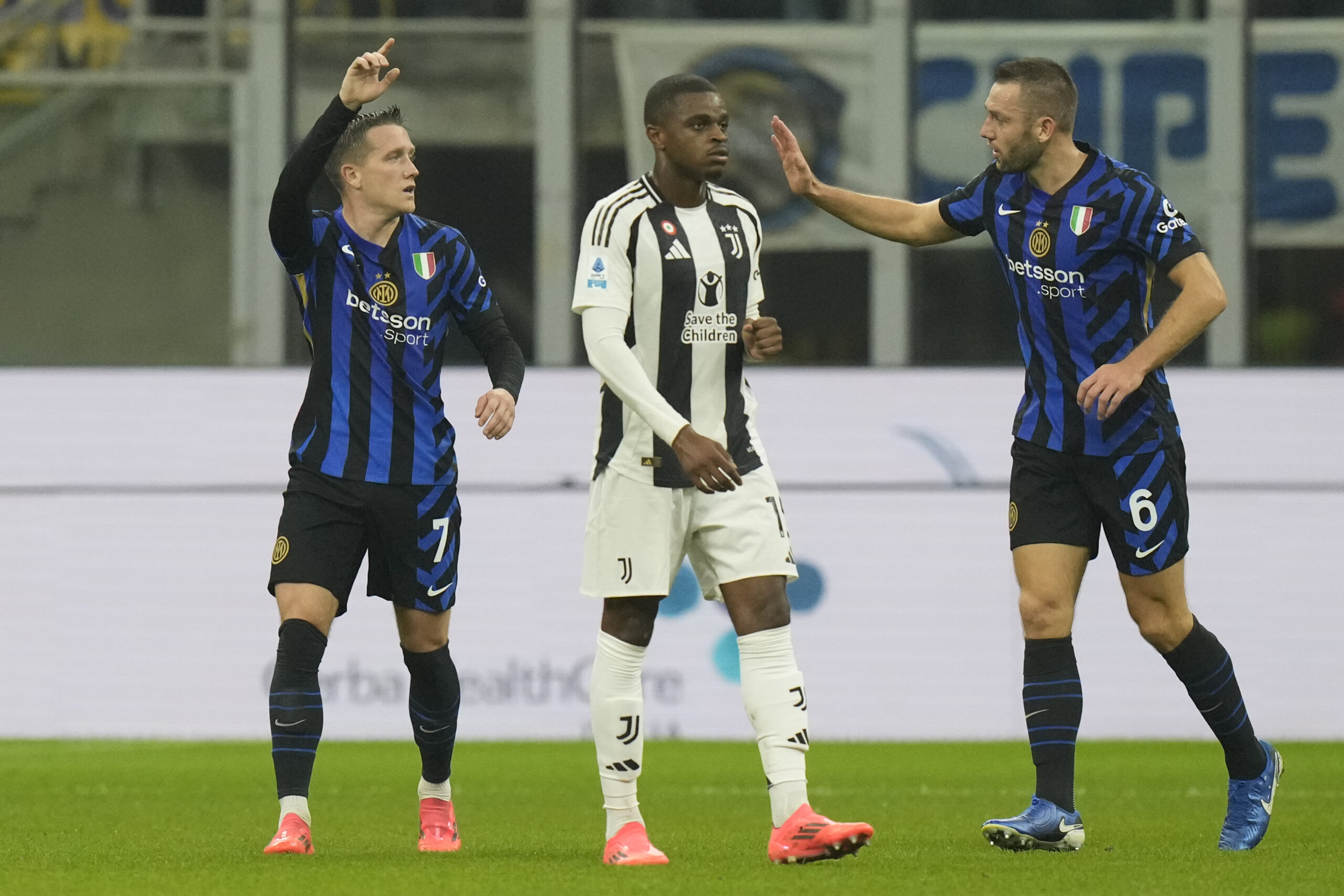 Inter Milan's Piotr Zielinski, left, celebrates after scoring his side's third goal during a Serie A soccer match between Inter Milan and Juventus at the San Siro stadium in Milan, Italy, Sunday, Oct. 27, 2024. (AP Photo/Luca Bruno)
