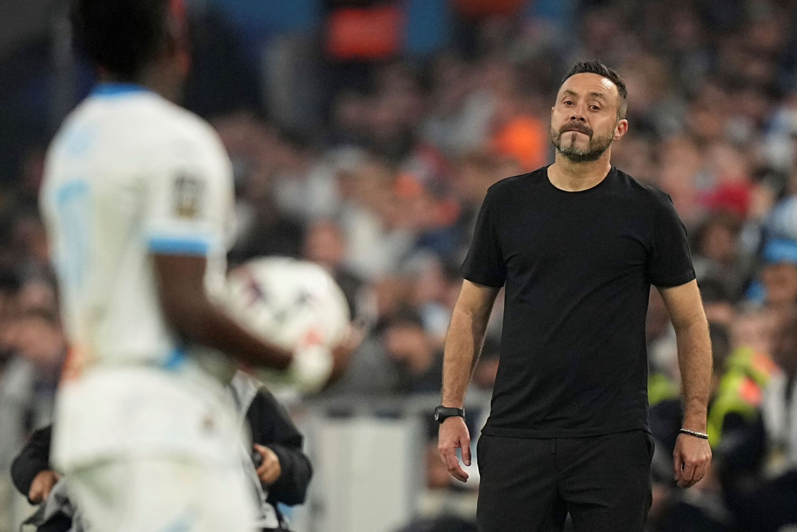 Marseille's head coach Roberto De Zerbi reatcs during the League One soccer match between Marseille and Paris Saint-Germain, Sunday, Oct. 27, 2024 at the Velodrome stadium in Marseille, southern France. (AP Photo/Laurent Cipriani) France Soccer League One
