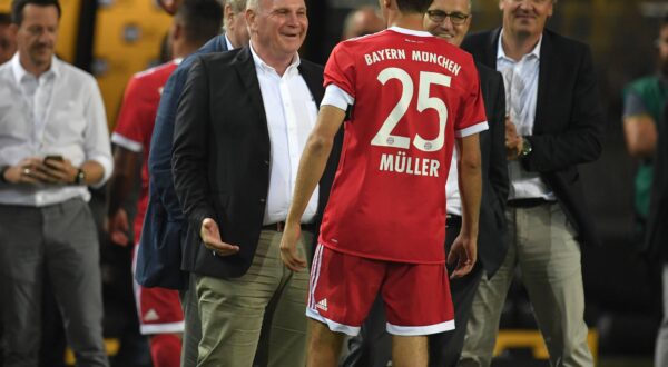 05.08.2017, Fussball GER, Supercup 2017, Finale in Dortmund, Borussia Dortmund - FC Bayern Muenchen, Präsident Uli Hoeness, Uli Hoeneß (Bayern Muenchen), li., mit Thomas Mueller, Thomas Müller (Bayern Muenchen)

05 08 2017 Football ger Supercup 2017 Final in Dortmund Borussia Dortmund FC Bavaria Munich President Uli Hoeneß Uli Hoeneß Bavaria Munich left with Thomas Mueller Thomas Mueller Bavaria Munich