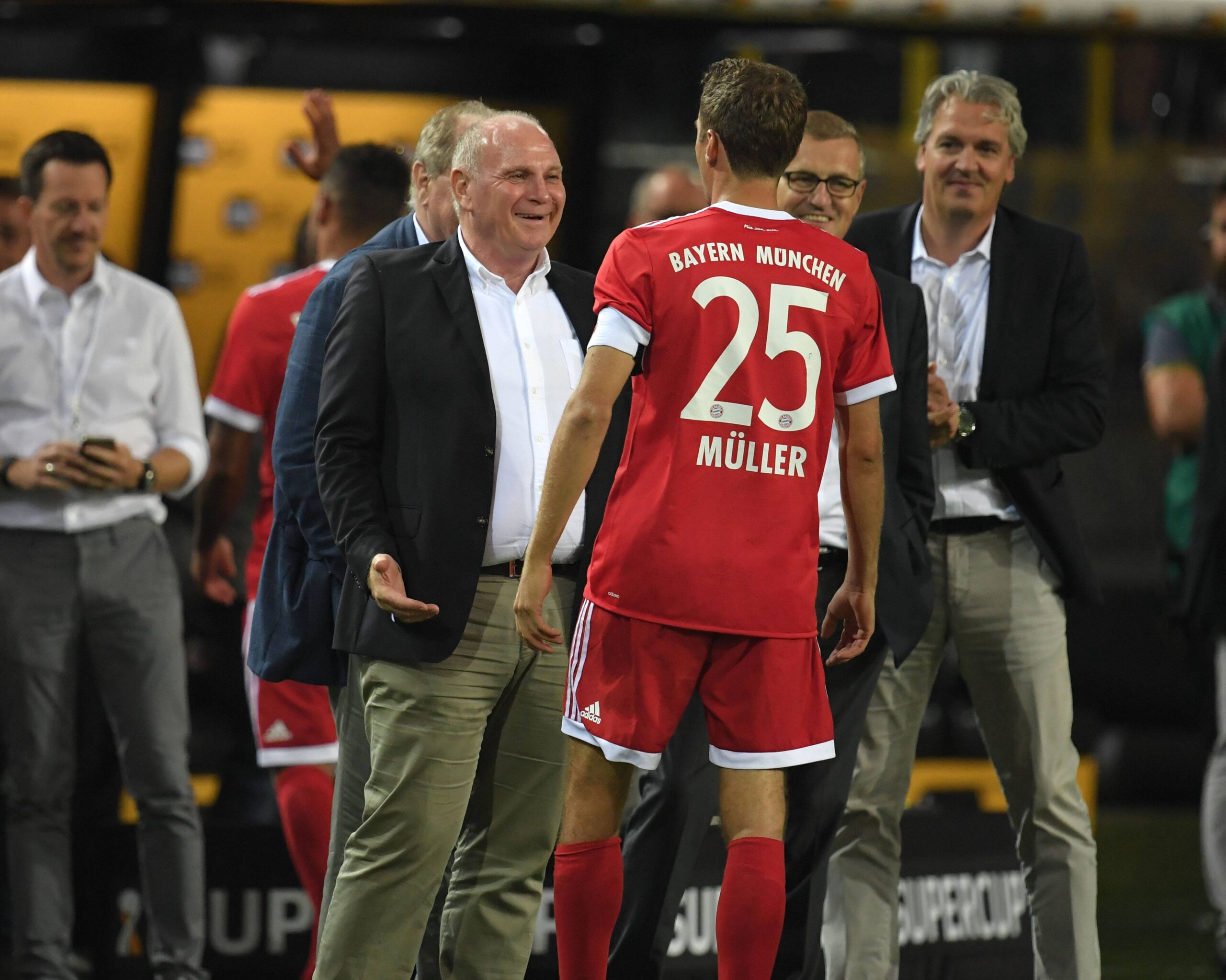 05.08.2017, Fussball GER, Supercup 2017, Finale in Dortmund, Borussia Dortmund - FC Bayern Muenchen, Präsident Uli Hoeness, Uli Hoeneß (Bayern Muenchen), li., mit Thomas Mueller, Thomas Müller (Bayern Muenchen)

05 08 2017 Football ger Supercup 2017 Final in Dortmund Borussia Dortmund FC Bavaria Munich President Uli Hoeneß Uli Hoeneß Bavaria Munich left with Thomas Mueller Thomas Mueller Bavaria Munich