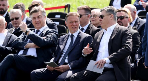 22.04.2025., Jasenovac - 80. obljetnica proboja zatocenika iz Jasenovca obiljezena je svecanim otvorenjem komemorativnog projekta Staze sjecanja. Kod spomenika Cvijet polozeni su vijenci i zapaljene svijece. Zoran Milanovic, Andrej Plenkovic, Gordan Jandrokovic Photo: Matija Habljak/PIXSELL
