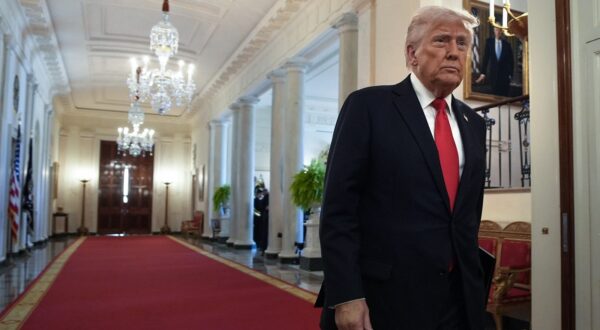 epa12034032 US President Donald Trump arrives at a Commander-in-Chief Trophy Presentation to the Navy Midshipmen - the United States Naval Academy, in the East Room at the White House in Washington, DC, USA, on 15 April 2025.  EPA/Yuri Gripas / POOL