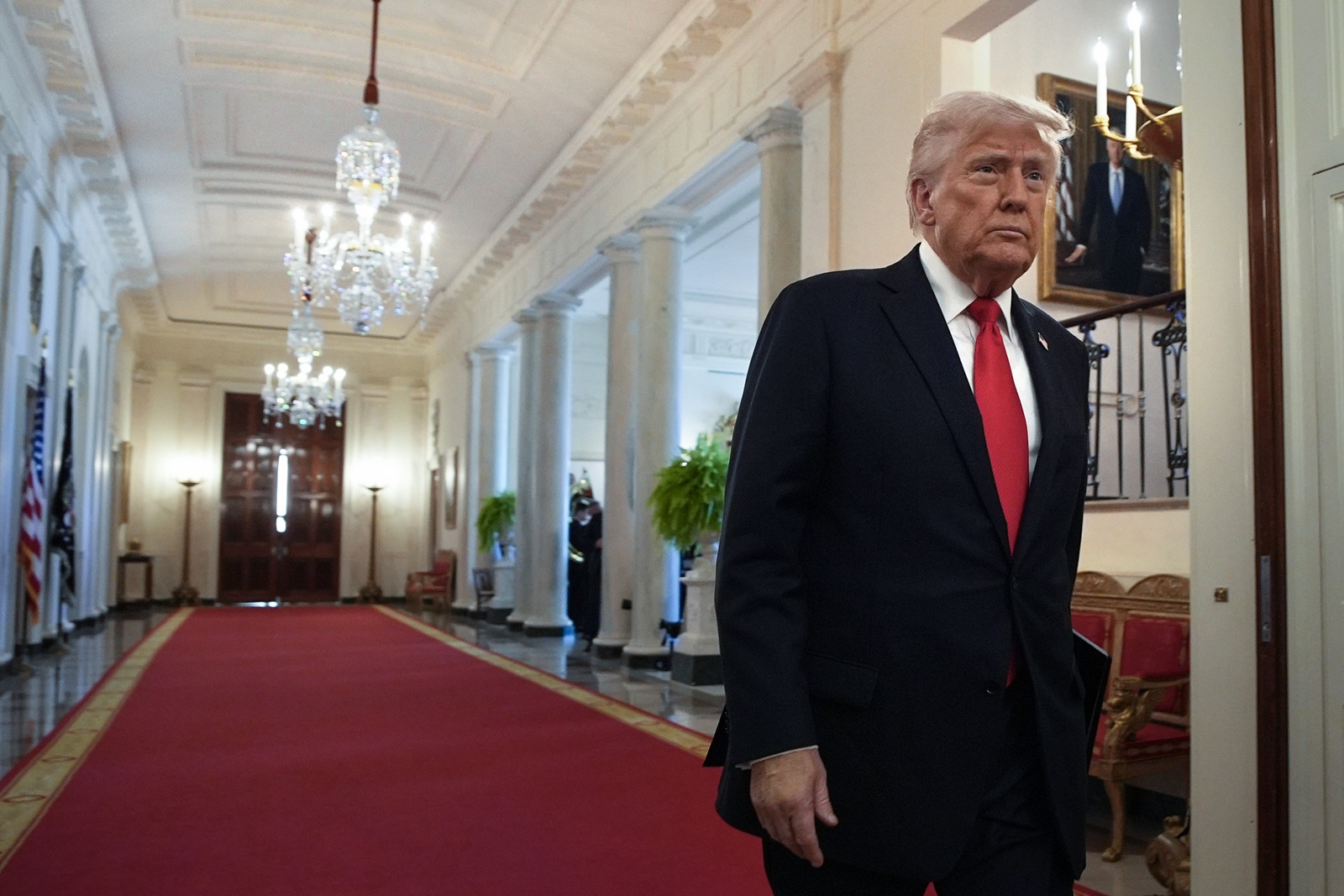 epa12034032 US President Donald Trump arrives at a Commander-in-Chief Trophy Presentation to the Navy Midshipmen - the United States Naval Academy, in the East Room at the White House in Washington, DC, USA, on 15 April 2025.  EPA/Yuri Gripas / POOL