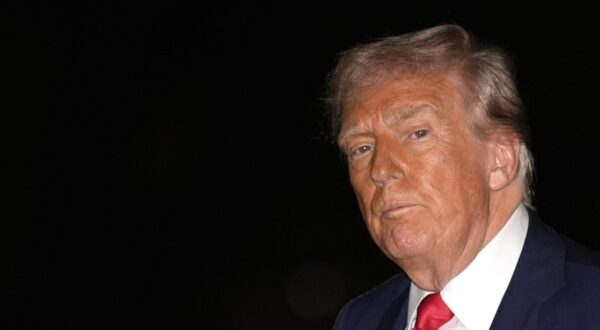 epa12000336 US President Donald Trump walks on the South Lawn of the White House in Washington, DC, USA, 30 March 2025 upon his return from Florida.  EPA/Yuri Gripas / POOL