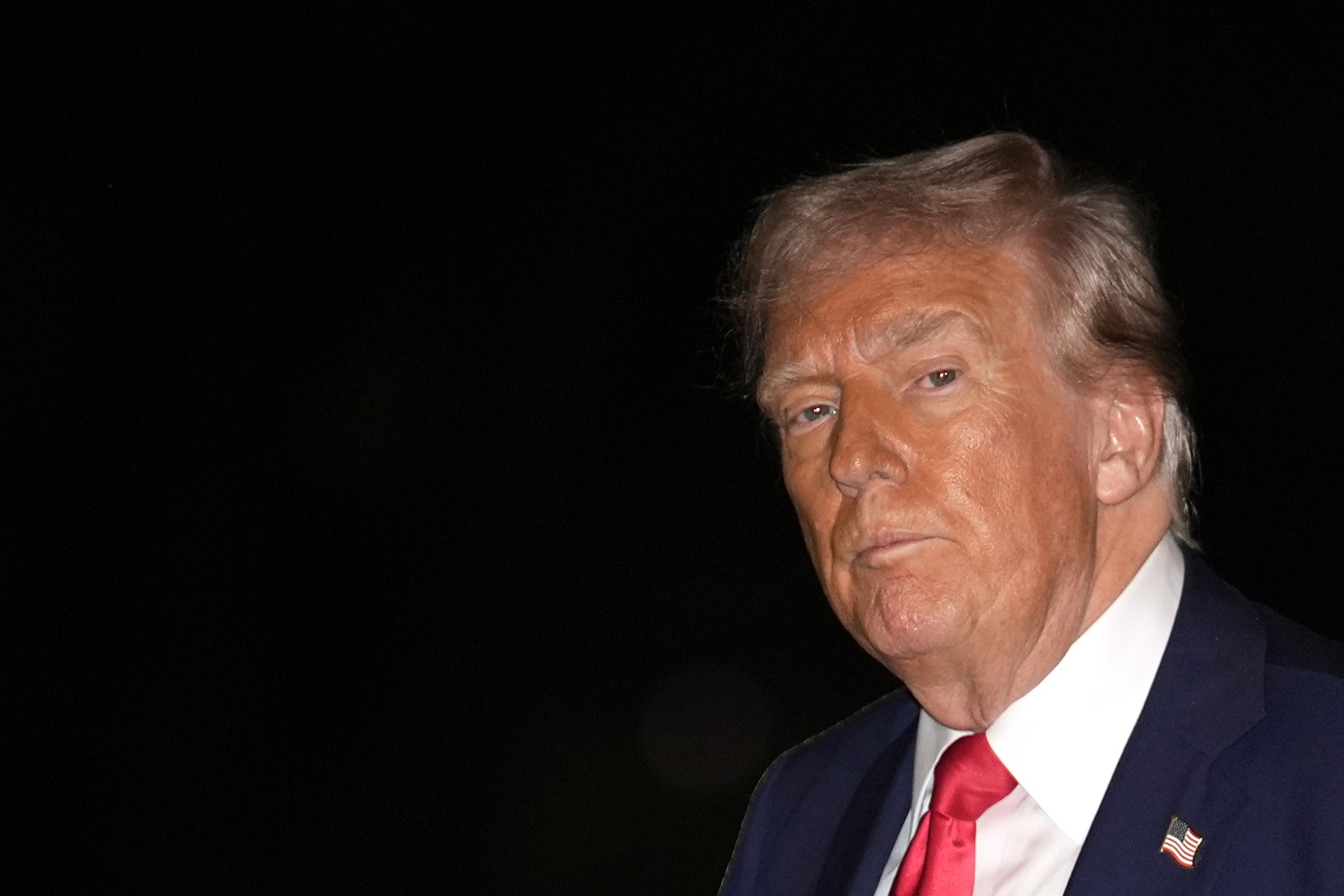 epa12000336 US President Donald Trump walks on the South Lawn of the White House in Washington, DC, USA, 30 March 2025 upon his return from Florida.  EPA/Yuri Gripas / POOL